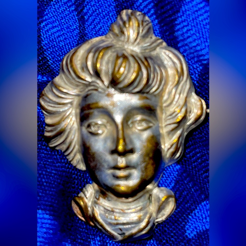 Vintage brooch early 1900s. Silvertone with working pin.